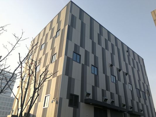 Panneau métallique de mur de rideau en bordure bisellée pour des applications à faible entretien et ignifuges