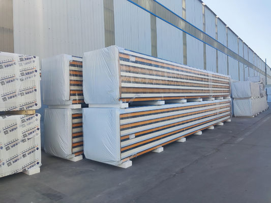 Panneau sandwich en PU revêtu de couleur avec des caractéristiques d'isolation incendie, d'isolation acoustique et anti-corrosion