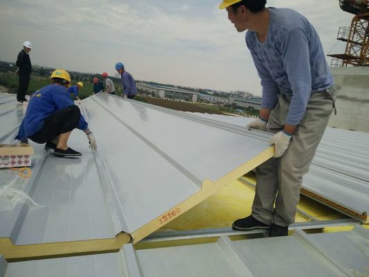 Panneau de toit en laine de verre en PU de 100 mm avec longueur et structure personnalisables
