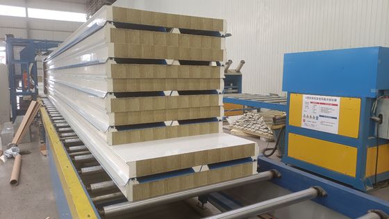 Panneau de toiture en polyuréthane à l'isolation thermique et à l'isolation acoustique