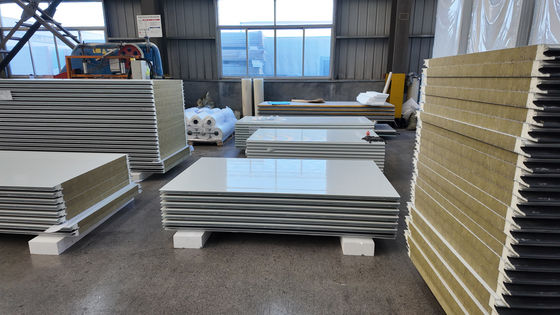 Parement de panneau PU personnalisable pour l'isolation thermique dans différentes longueurs