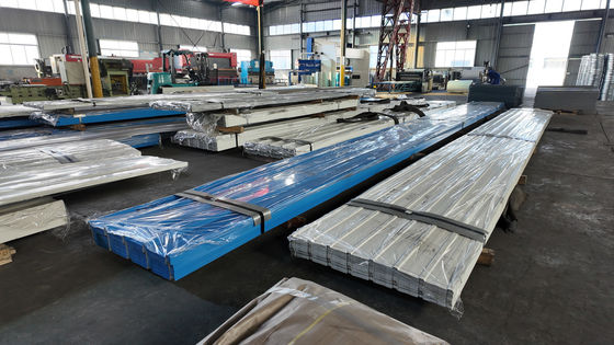 Panneaux métalliques pressés à haute souplesse de surface pour un processus d'installation facile