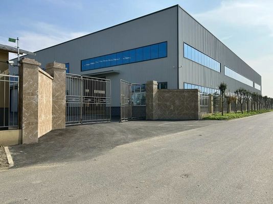 Panneaux métalliques pressés hautement résistants pour une résistance et une durabilité dans des environnements difficiles