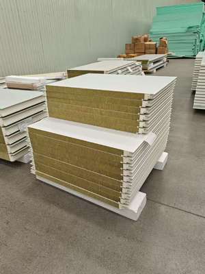 Panneaux muraux métalliques et panneaux sandwich : l'accord parfait pour les projets extérieurs