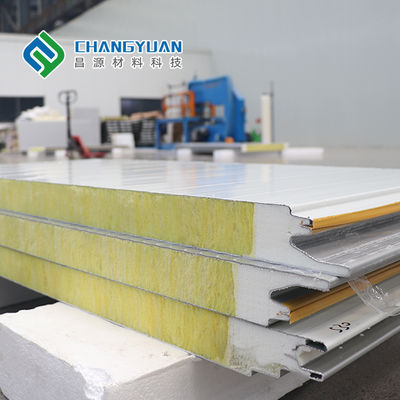 Panneaux muraux métalliques et panneaux sandwich : l'accord parfait pour les projets extérieurs