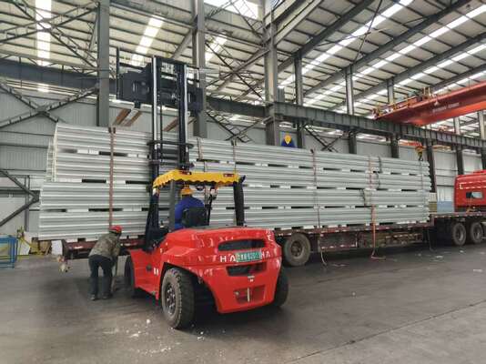 Panneau de sandwich à l'épreuve du feu pour salle blanche à isolation acoustique avec épaisseur personnalisable pour les environnements à haute propreté