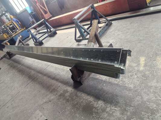 Purlin métallique galvanisé à chaud avec longueur personnalisée et type d'acier 195/235/355 pour support structurel