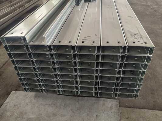 Purlin métallique galvanisé à chaud avec longueur personnalisée et type d'acier 195/235/355 pour support structurel
