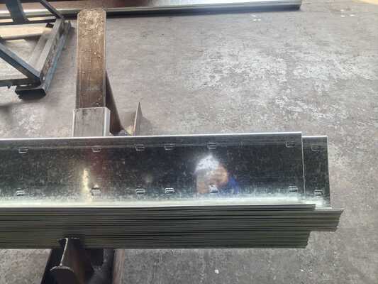 Purlin métallique galvanisé à chaud avec longueur personnalisée et type d'acier 195/235/355 pour support structurel