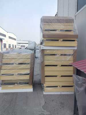 Panneaux de toiture PIR résistants à la corrosion avec isolation acoustique et thermique supérieure pour bâtiments industriels