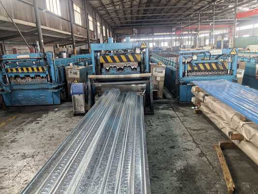 Longueur personnalisable jusqu'à 6000 mm Decking métallique ondulé avec une haute résistance à la corrosion et une résistance au feu de classe A