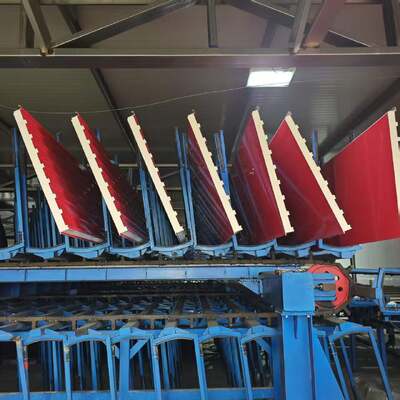 Panneaux de toiture ignifuges décoratifs en sandwich PU Panneaux de revêtement de toit extérieurs en métal Panneaux sandwich de grande muraille